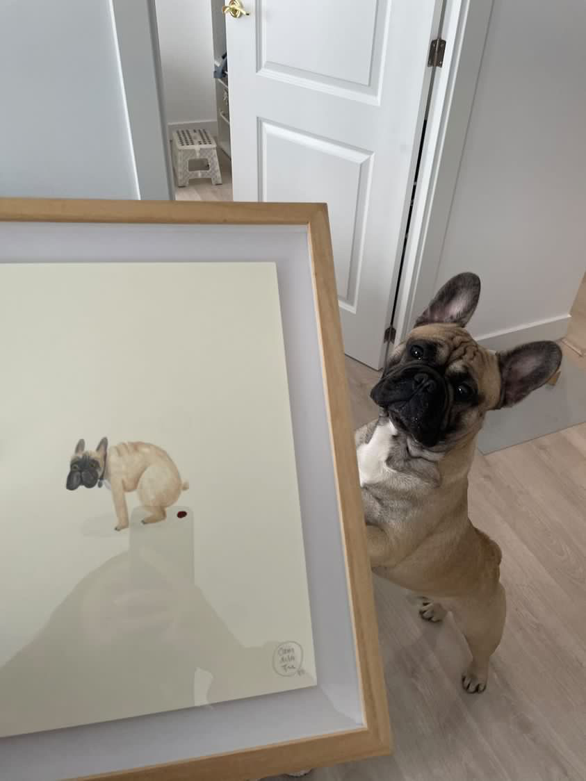 Retrato de un bulldog francés hecho por Camdelafu junto al perro real
