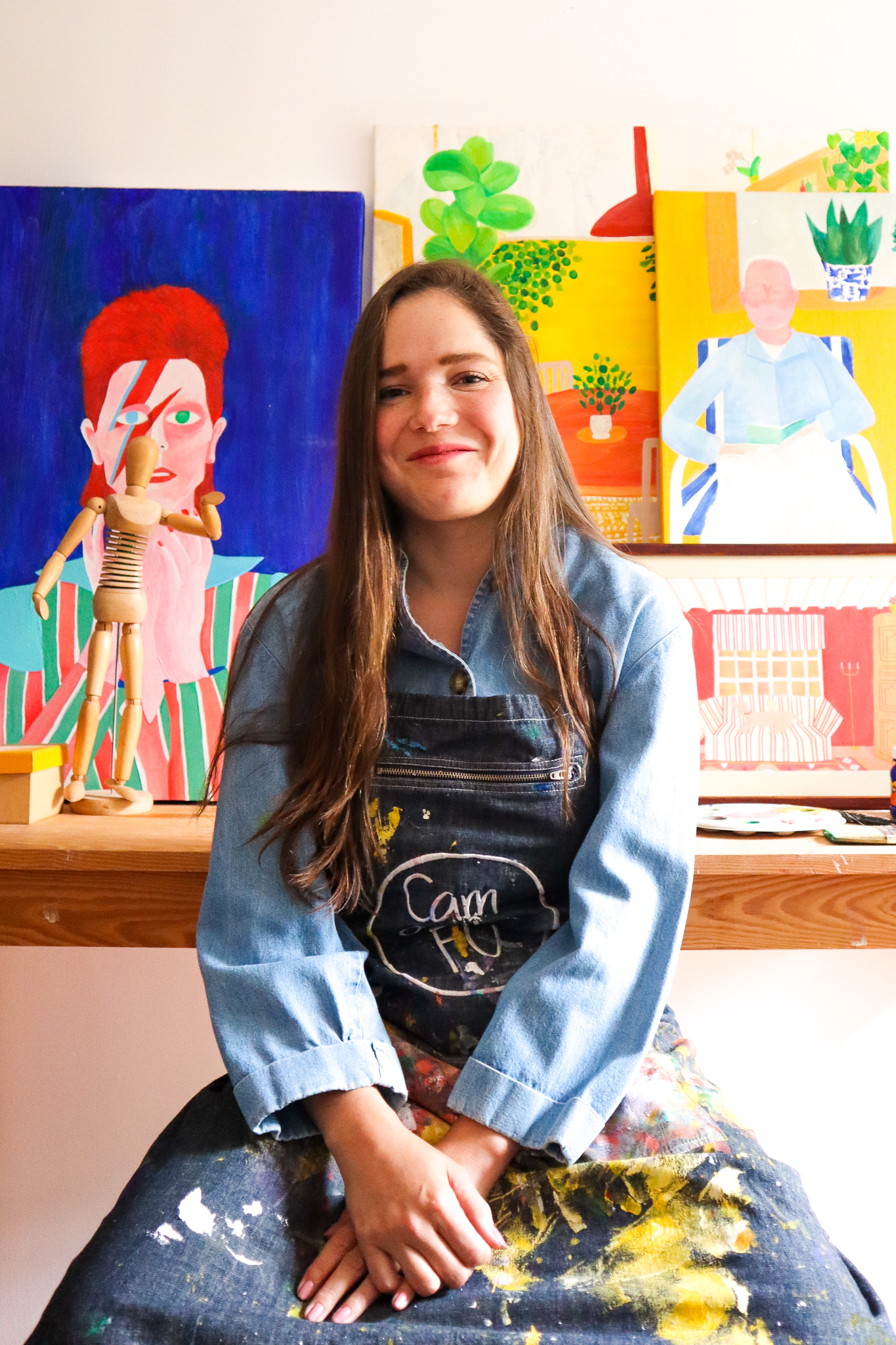 La ilustradora y caricaturista Camila de la Fuente, Camdelafu, en su estudio